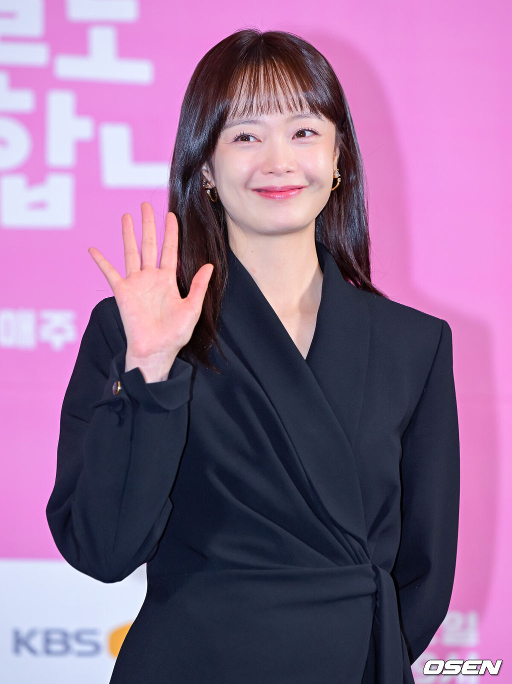 2일 오후 서울 상암 스탠포드호텔에서 KBS Joy 새 드라마 '오늘도 지송합니다’ 제작발표회가 열렸다.'오늘도 지송합니다'는 하루아침에 파혼당한 뒤 살벌한 신혼집 대출 이자를 갚기 위해 고단한 N잡, N캐 인생에 시달리는 (돌)싱글녀 지송이(전소민 분)의 파란만장한 신도시 입성기를 그린 드라마로 ‘청담국제고등학교’에서 감각적인 연출력을 보여준 민지영 감독과 탄탄한 필력으로 올여름 극장가를 강타한 코믹 영화 '파일럿'의 조유진 작가가 의기투합했다.배우 전소민이 포토타임을 하고 있다. 2024.12.02 / jpnews@osen.co.kr