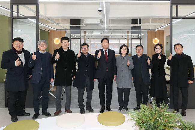 우석대(총장 박노준) 전주캠퍼스 학습도서관이 학생들의 학습의욕을 높일 수 있는 스마트융합라운지로 새롭게 변신했다. / 우석대