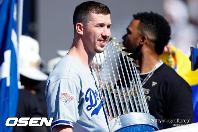 [사진] LA 다저스 우승 퍼레이드에서 월드시리즈 트로피를 든 워커 뷸러. ⓒGettyimages(무단전재 및 재배포 금지)