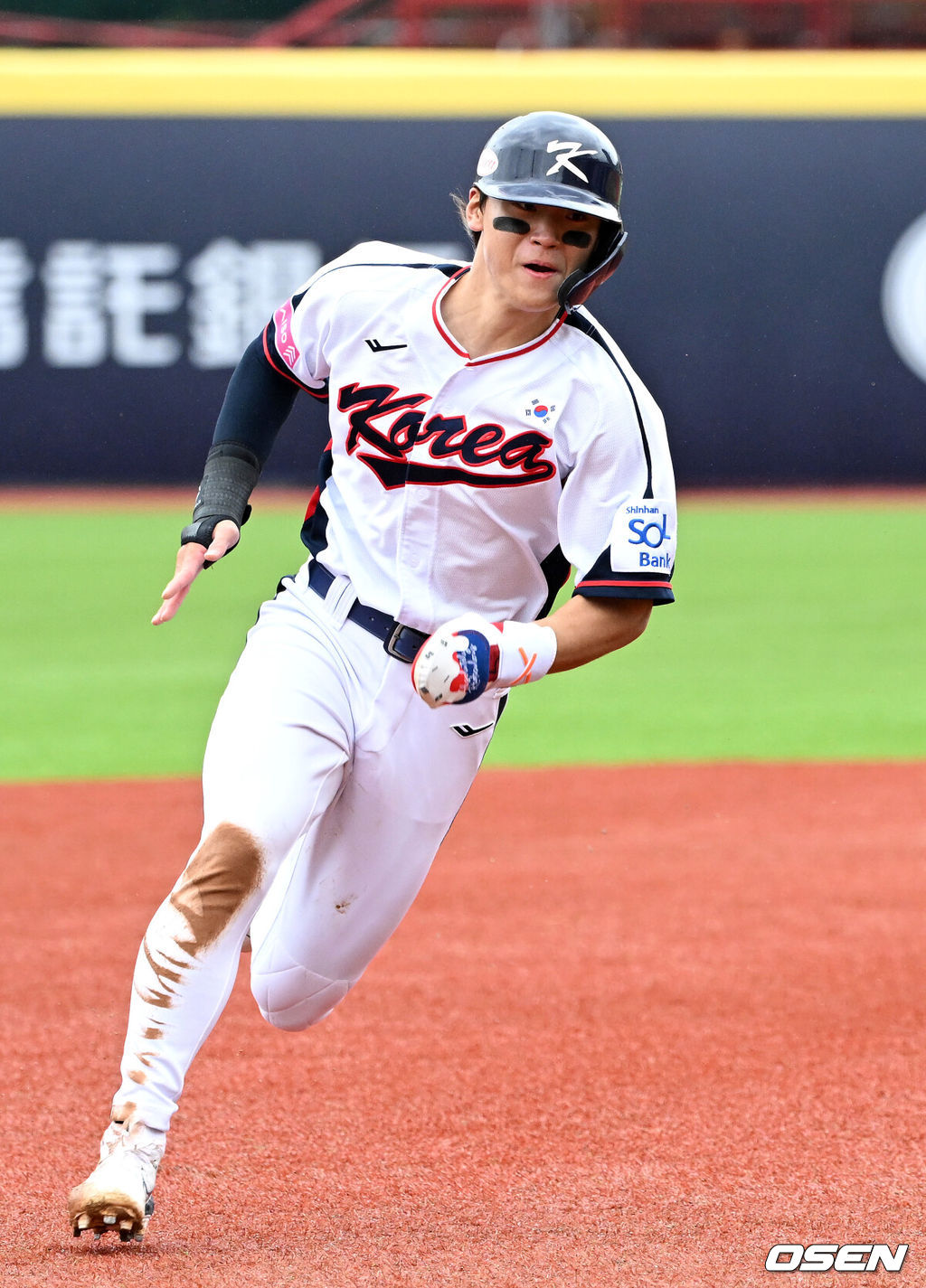 18일 오후 대만 타이베이 티엔무야구장에서 세계야구소프트볼연맹(WBSC) 프리미어12 2024 B조 대한민국과 호주의 경기가 열렸다.대한민국은 5차전 선발투수로 고영표, 호주는 티모시 애서튼을 내세웠다.3회말 1사 2루에서 한국 문보경의 내야안타 때 2루주자 김도영이 홈으로 쇄도하고 있다. 2024.11.18 /sunday@osen.co.kr