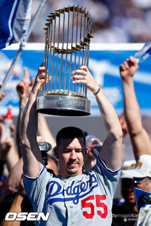 [사진] 워커 뷸러가 LA 다저스 우승 퍼레이드에서 월드시리즈 우승 트로피를 들고 있다. ⓒGettyimages(무단전재 및 재배포 금지)