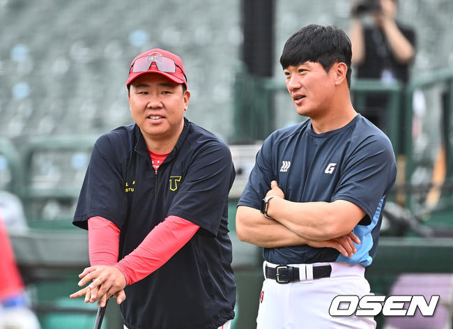 [OSEN=부산, 이석우 기자] KIA 이범호 감독(왼쪽) 롯데 김주찬 타격코치와 얘기하고 있다. 2024.06.25 / foto0307@osen.co.kr