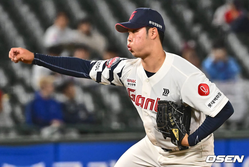 2일 부산 사직구장에서 2024 신한 SOL 뱅크 KBO 리그 롯데 자이언츠와 키움 히어로즈의 경기가 열렸다. 5연패에 빠진 롯데는 다시 한 번 새로운 라인업과 반즈를 선발로 연패 탈출을 노리고 키움은 스윕을 노리며 김인범을 선발로 내세웠다.롯데 자이언츠 전미르가 역투하고 있다. 2024.05.02 / foto0307@osen.co.kr