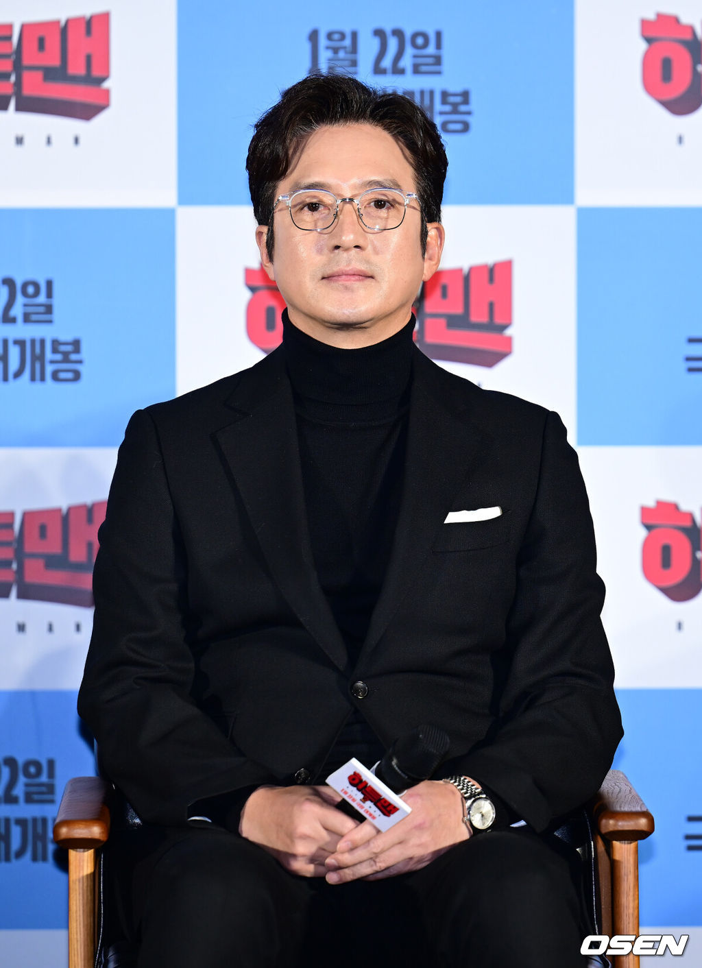 27일 오후 서울 CGV 용산아이파크몰에서 영화 ‘히트맨2’ 제작보고회가 열렸다. 히트맨은 2020년 권상우, 정준호, 이이경, 황우슬혜, 이지원이 출연한 코믹 액션 영화로 그 해 흥행 TOP 4에 오를 만큼 많은 사랑을 받았다. 5년 만에 돌아온 ‘히트맨2’는 대히트 흥행 작가에서 순식간에 ‘뇌절작가’로 전락한 ‘준’이 야심 차게 선보인 신작 웹툰을 모방한 테러가 발생하고, 하루아침에 범인으로 몰리면서 벌어지는 코믹 액션 영화이다.배우 정준호가 포즈를 취하고 있다. 2024.12.27 / ksl0919@osen.co.kr