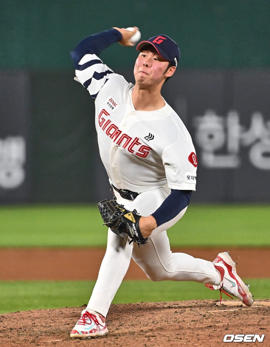 21일 부산 사직구장에서 2024 신한 SOL 뱅크 KBO 리그 롯데 자이언츠와 KIA 타이거즈의 경기가 열렸다. 두산과의 연장 무승부를 기록한 롯데는 반즈를 선발로 내세우고 NC전 스윕승을 올린 KIA는 네일을 선발로 기세를 이어간다.롯데 자이언츠 전미르가 역투하고 있다. 2024.05.21 / foto0307@osen.co.kr