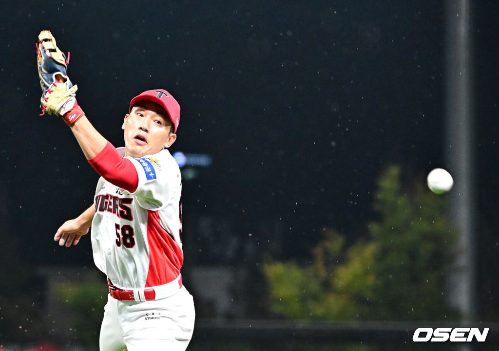 21일 광주 기아챔피언스필드에서 2024 신한 SOL뱅크 KBO 한국시리즈 1차전 KIA 타이거즈와 삼성 라이온즈의 경기가 열렸다.KIA는 네일, 삼성은 원태인을 선발 투수로 내세웠다. 3회초 무사에서 KIA 서건창이 삼성 류지혁의 내야안타에 박찬호의 1루 악송구를 놓치고 있다. 2024.10.21 / jpnews@osen.co.kr