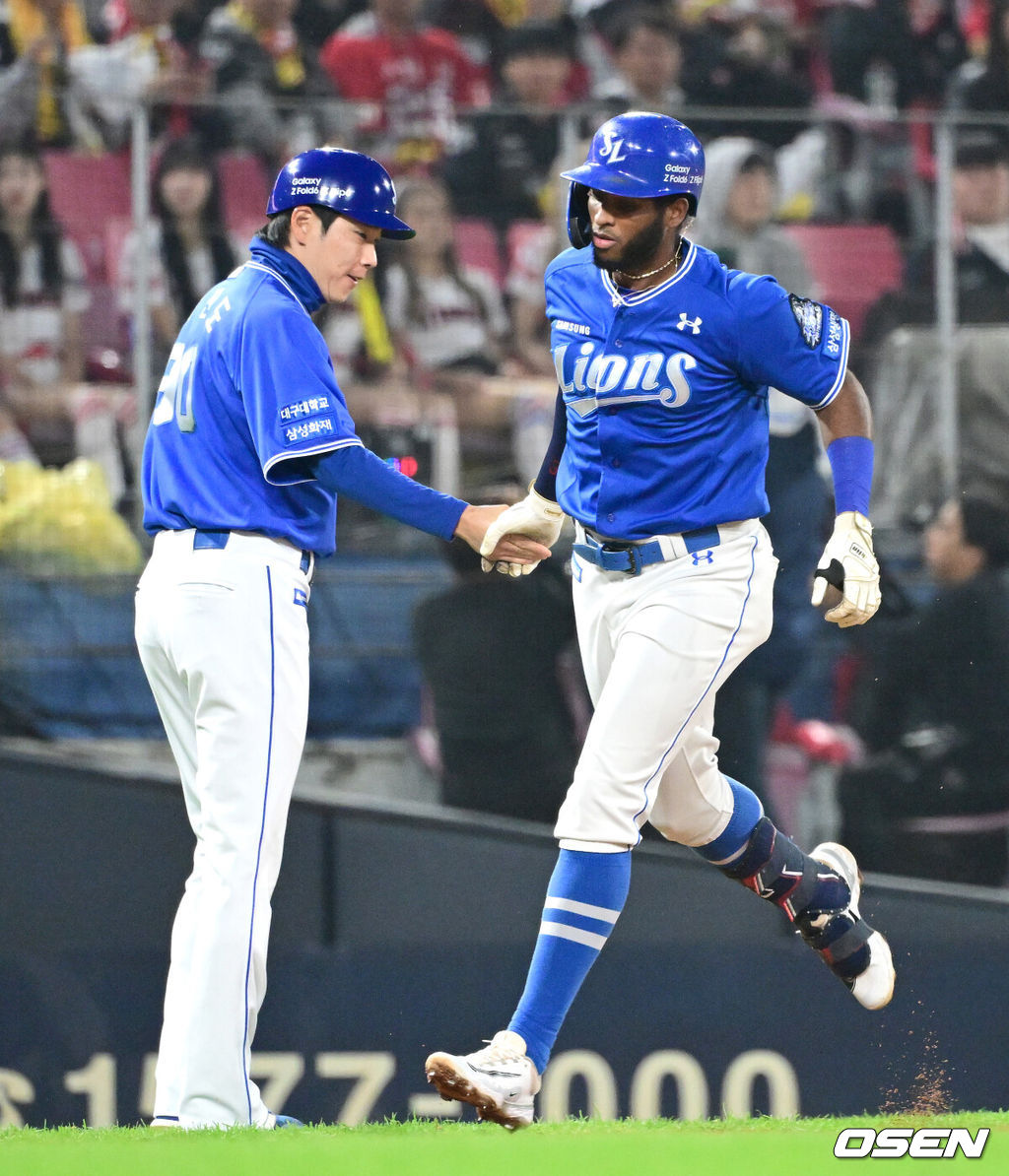 28일 광주 기아챔피언스필드에서 ‘2024 신한 SOL뱅크 KBO 한국시리즈’ 5차전 KIA 타이거즈와 삼성 라이온즈의 경기가 열렸다.KIA는 양현종, 삼성은 이승현를 선발 투수로 내세웠다.3회초 2사 1루 상황 삼성 디아즈가 달아나는 우월 투런포를 날리고 그라운드를 돌며 박찬도 코치와 기뻐하고 있다. 2024.10.28 / dreamer@osen.co.kr