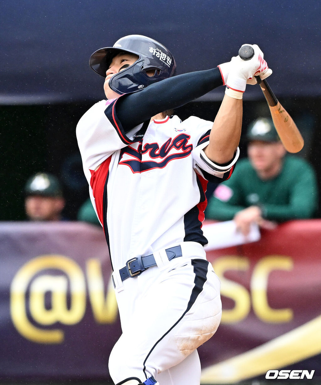 18일 오후 대만 타이베이 티엔무야구장에서 세계야구소프트볼연맹(WBSC) 프리미어12 2024 B조 대한민국과 호주의 경기가 열렸다.대한민국은 5차전 선발투수로 고영표, 호주는 티모시 애서튼을 내세웠다.6회말 2사 1루에서 한국 김도영이 투런 홈런을 치고 있다. 2024.11.18 /sunday@osen.co.kr