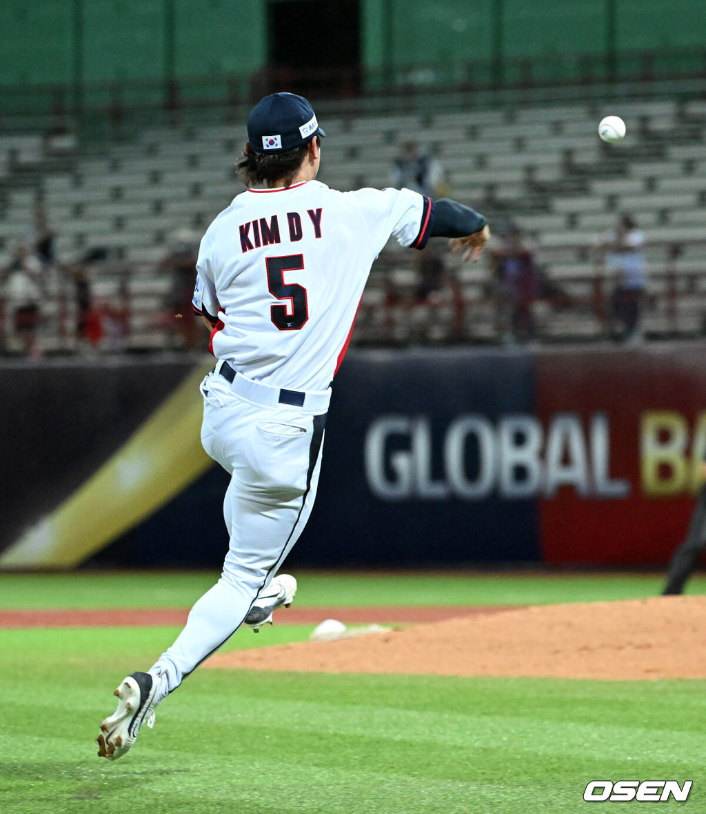 16일 오후 대만 타이베이 티엔무야구장에서 세계야구소프트볼연맹(WBSC) 프리미어12 2024 B조 대한민국과 도미니카공화국의 경기가 열렸다.대한민국은 4차전 선발투수로 임찬규, 도미니카공화국은 프랑클린 킬로메를 내세웠다.3회초 2사에서 한국 김도영이 도미니카공화국 코데로를 땅볼로 처리하고 있다. 2024.11.16 /sunday@osen.co.kr