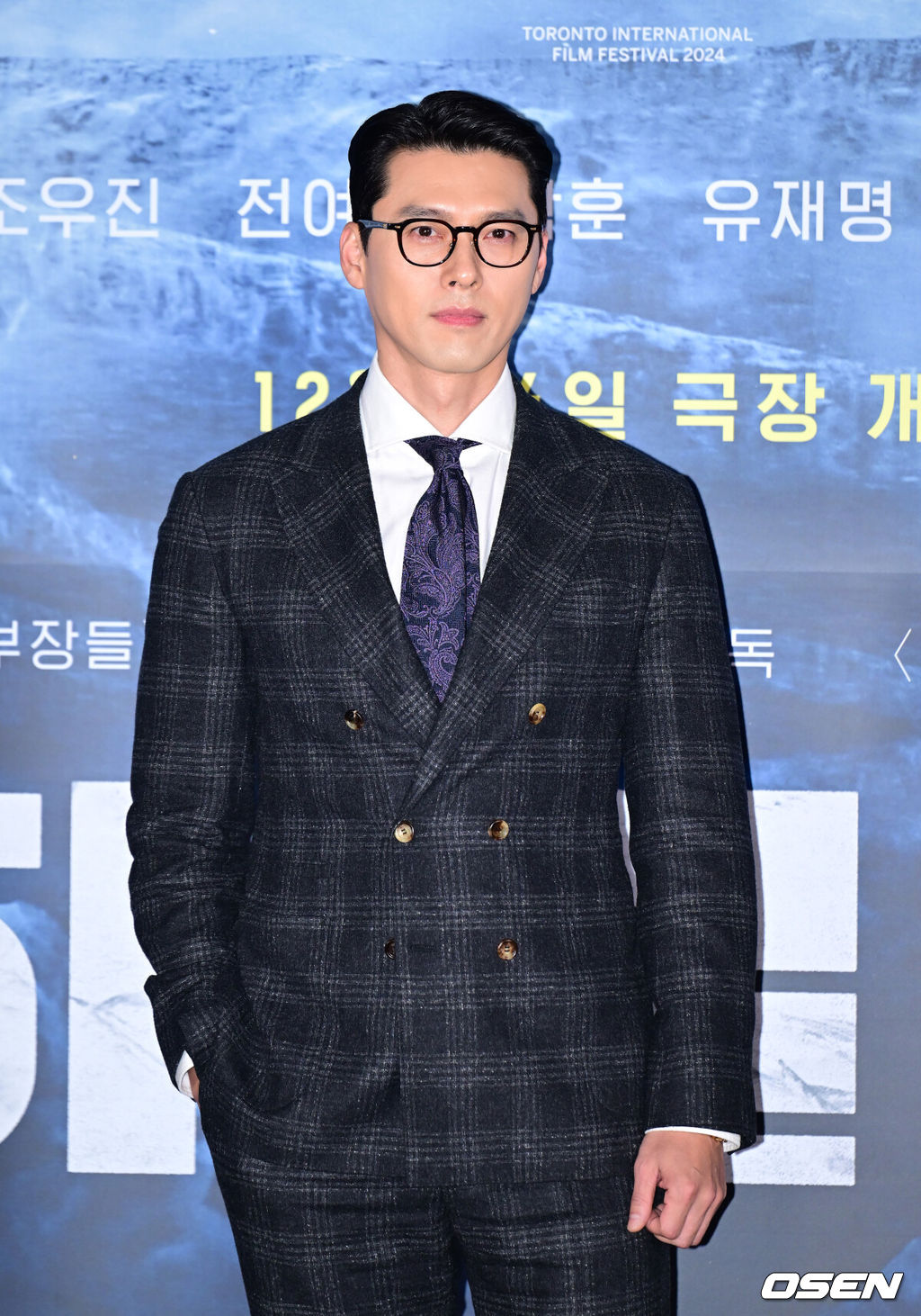 18일 오후 서울 용산구 한강대로 CGV 용산아이파크몰에서 영화 ‘하얼빈’의 언론시사회가 열렸다. 영화 ‘하얼빈’은 1900년대 당시 처절한 상황 속에서도 굳건한 심지로 거사를 행했던 장군 안중근의 면모, 인간 안중근의 고뇌까지 다루며 그동안 다뤄지지 않았던 이야기를 재조명할 예정이다.배우 현빈이 포토타임을 갖고 있다. 2024.12.18 / ksl0919@osen.co.kr