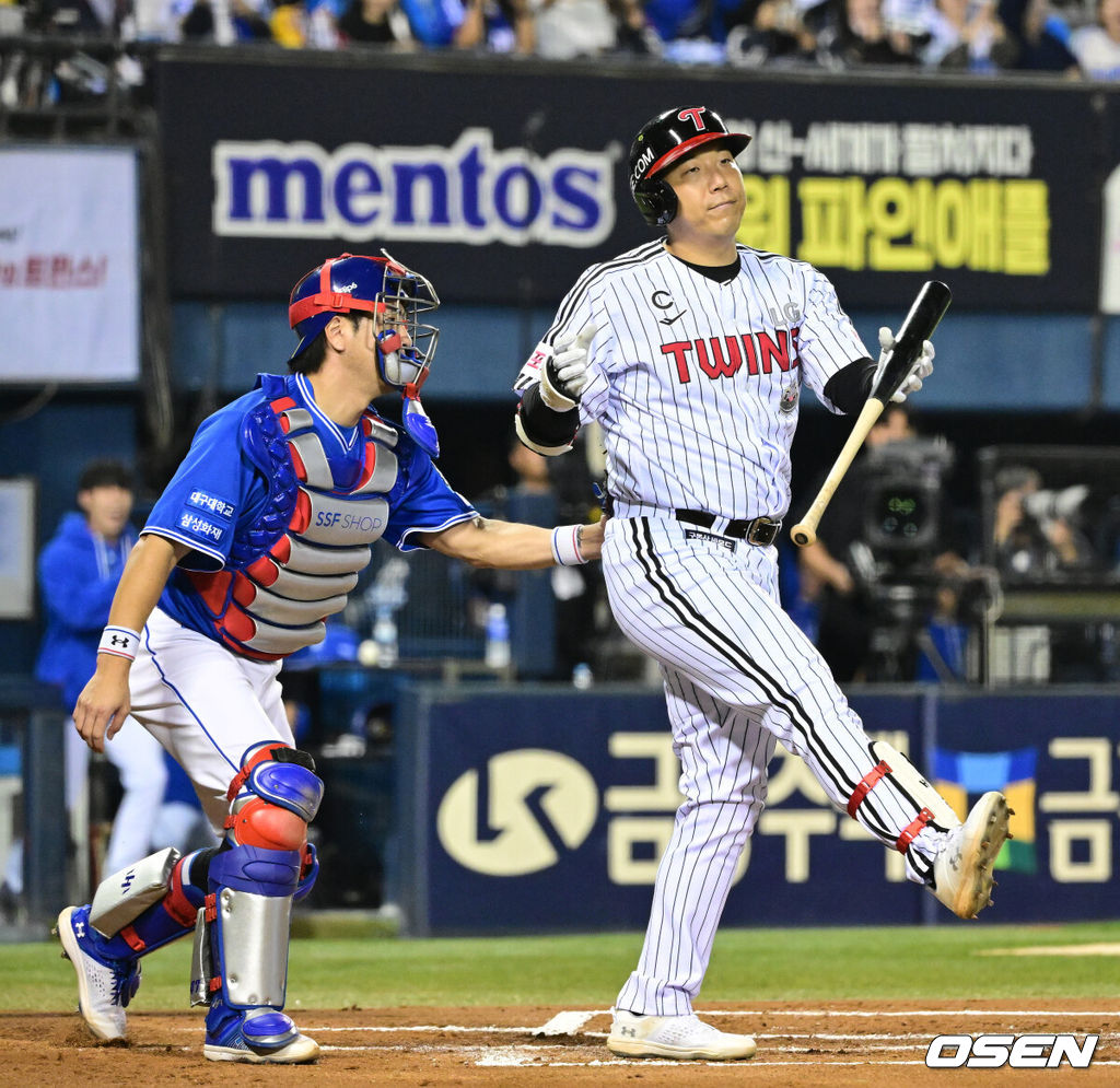 17일 서울 잠실야구장에서 ‘2024 신한 SOL뱅크 KBO 포스트시즌’ 플레이오프 3차전 LG 트윈스와 삼성 라이온즈의 경기가 열렸다. 1회말 2사 2루 상황 LG 김현수가 삼진으로 물러나고 있다. 2024.10.17 / dreamer@osen.co.kr