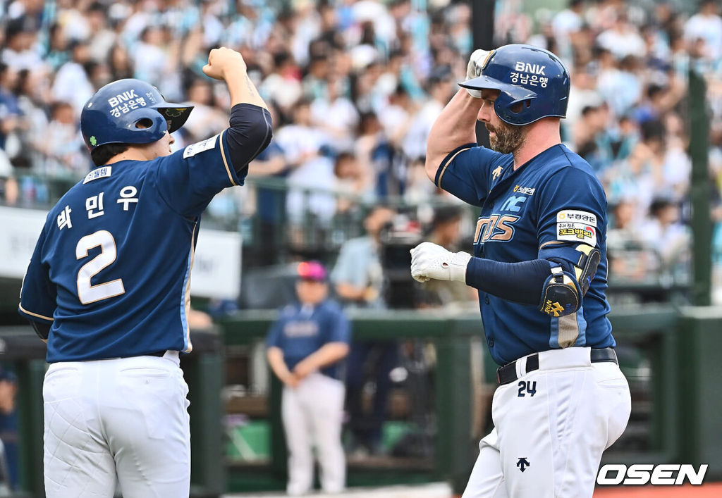 7일 부산 사직야구장에서 2024 신한 SOL 뱅크 KBO 리그 롯데 자이언츠와 NC 다이노스의 경기가 열렸다. 홈팀 롯데는 김진욱이 선발 출전하고 NC는 이재학이 선발 출전했다.NC 다이노스 데이비슨이 1회초 1사 1루 중월 2점 홈런을 치고 하이파이브를 하고 있다. 2024.08.07 / foto0307@osen.co.kr