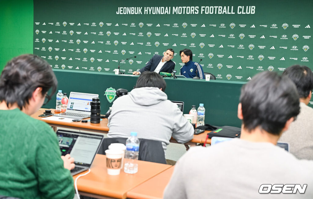 프로축구 전북 현대가 30일 오후 전북월드컵경기장 기자회견실에서 거스 포옛 감독 취임 기자회견을 진행했다.우루과이 출신의 거스 포옛 감독은 유럽 빅리그 경험과 함께 리그 역사상 최고 수준의 이력을 지닌 지도자라는 평가를 받지만, ‘옛날 축구’를 한다는 평가를 받으며 한국 대표팀 감독 선임 과정서 최종 탈락한 바 있다.거스 포옛 신임 감독이 통역사에게 질문을 듣고 있다. 2024.12.30 / soul1014@osen.co.kr