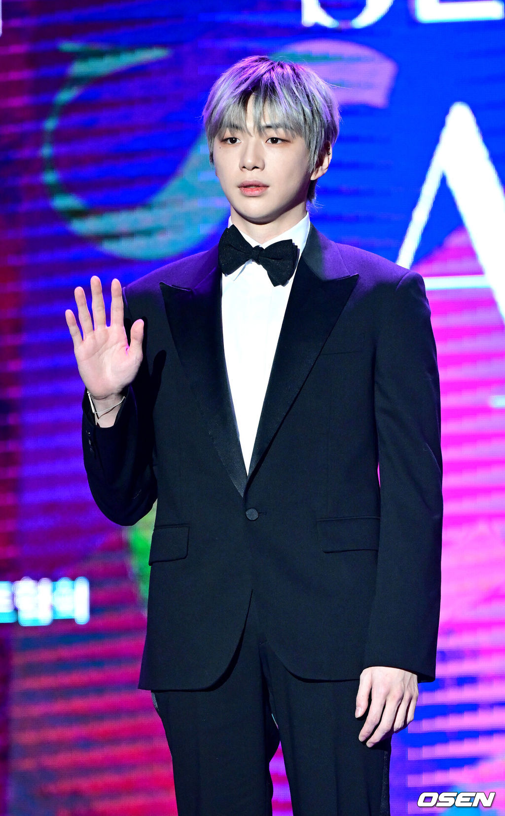 28일 오후 서울 동대문 DDP에서 ‘2024 SEOULCON APAN STAR AWARDS’ 시상식이 열렸다.올해 10주년을 맞이한 이번 시상식은 지상파, OTT 등 전 채널을 아우른다.가수 강다니엘이 포토타임을 하고 있다. 2024.12.28 / dreamer@osen.co.kr