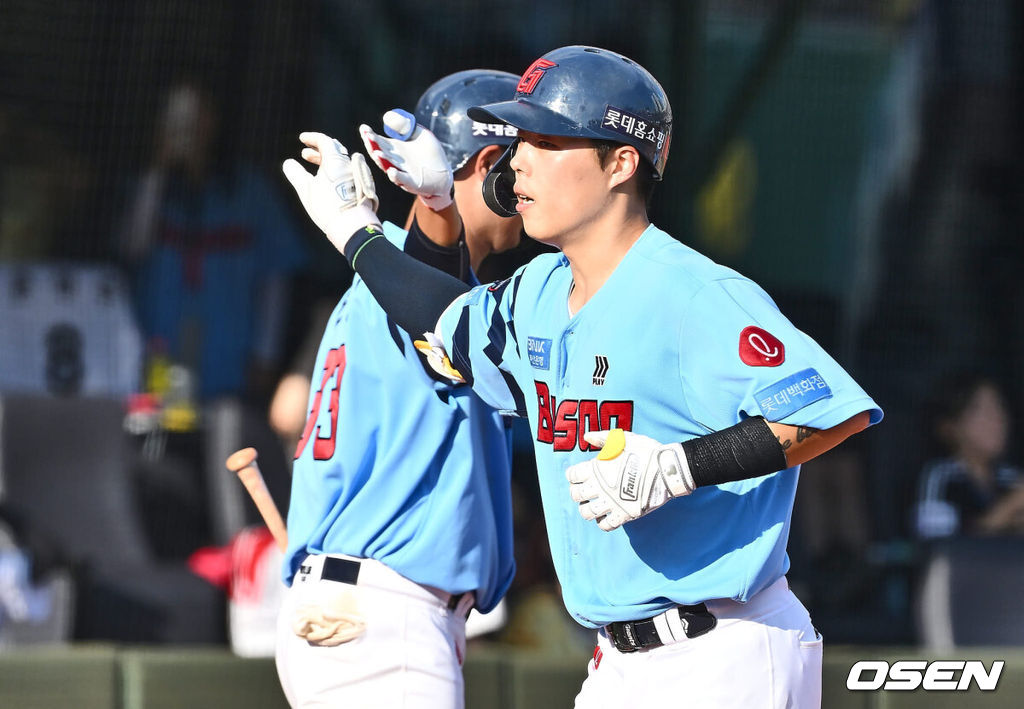 17일 부산 사직야구장에서 2024 신한 SOL 뱅크 KBO 리그 롯데 자이언츠와 LG 트윈스의 경기가 열렸다. 홈팀 롯데는 박진이 선발 출전하고 LG는 엔스가 선발 출전했다.롯데 자이언츠 고승민이 6회말 우월 역전 솔로 홈런을 치고 하이파이브를 하고 있다. 2024.09.17 / foto0307@osen.co.kr