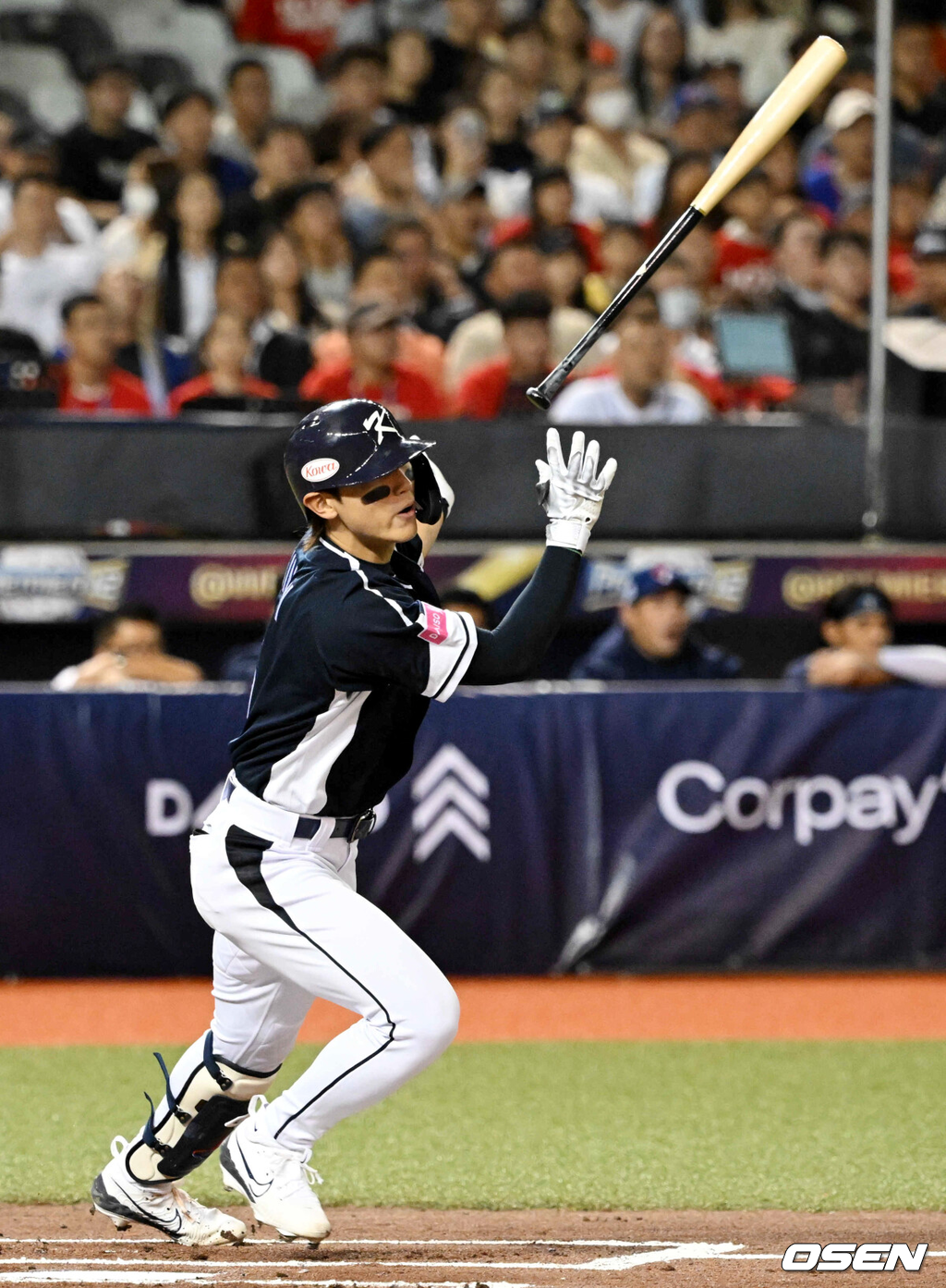 13일 오후 대만 타이베이돔에서 세계야구소프트볼연맹(WBSC) 프리미어12 2024 B조 1차전 대한민국과 대만의 경기가 열렸다.대한민국은 1차전 선발투수로 고영표, 대만은 린위민을 내세웠다.1회초 2사 한국 김도영이 외야 뜬공을 날리고 있다. 2024.11.13 /sunday@osen.co.kr