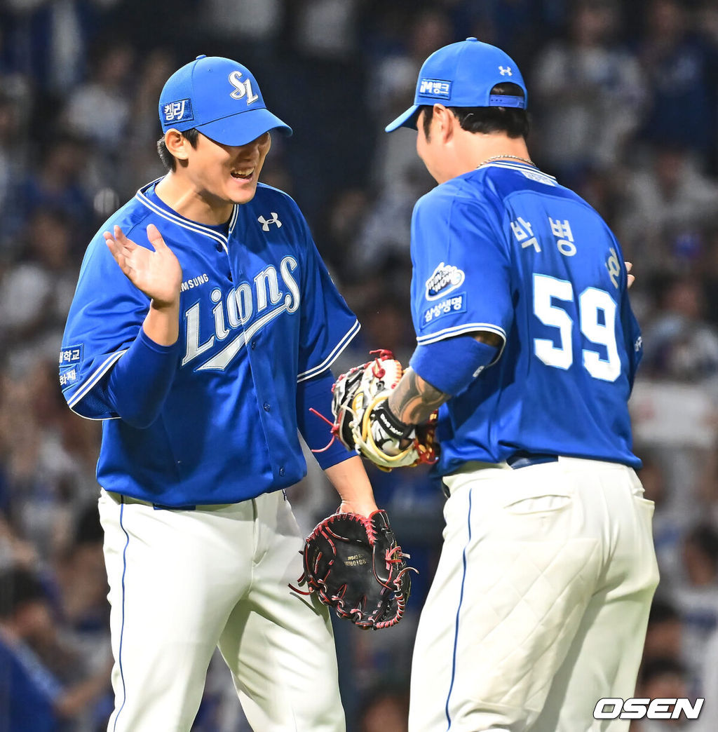 14일 창원NC파크에서 2024 신한 SOL 뱅크 KBO 리그 NC 다이노스와 삼성 라이온즈의 경기가 열렸다. 홈팀 NC는 신민혁이 방문팀 삼성은 코너가 선발 출전한다. 삼성 라이온즈 김대우가 8회말 2사 1,3루 NC 다이노스 데이비슨을 유격수 땅볼로 잡고 박병호와 하이파이브를 하고 있다. 2024.06.14 / foto0307@osen.co.kr