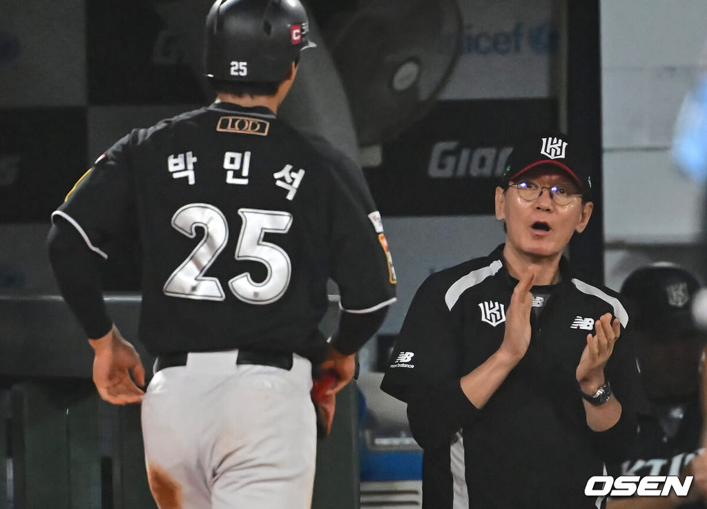 12일 부산 사직야구장에서 2024 신한 SOL 뱅크 KBO 리그 롯데 자이언츠와 KT 위즈의 경기가 열렸다. 홈팀 롯데는 박세웅이 선발 출전하고 KT 위즈는 고영표가 선발 출전했다.KT 위즈 이강철 감독이 9회초 1사 1,2루 로하스의 중견수 희생 플라이 때 역전 득점을 올린 박민석을 보며 박수를 치고 있다. 2024.07.12 / 