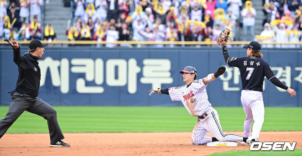 6일 서울 잠실야구장에서 ‘2024 신한 SOL뱅크 KBO 포스트시즌’ 준플레이오프 2차전 LG 트윈스와 KT 위즈의 경기가 열렸다.LG는 임찬규, KT는 엄상백을 선발 투수로 내세웠다.3회말 1사 1루 상황 LG 오스틴 타석 때 주자 신민재가 2루 도루에 성공하고 있다. 2024.10.06 / dreamer@osen.co.kr