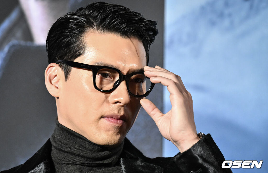 영화 ‘하얼빈’(감독 우민호) 제작보고회가 27일 서울 용산구 CGV용산아이파크몰에서 열렸다. 현빈, 박정민, 조우진, 전여빈, 박훈, 유재명이 주조연하고 이동욱이 특별 출연하는 ‘하얼빈 ’은 안중근 의사를 재조명한다. 하나의 목적을 위해 하얼빈으로 향하는 이들과 이를 쫓는 자들 사이의 숨 막히는 추적과 의심을 그린 작품.배우 현빈이 질의응답 시간을 갖고 있다. 2024.11.27/cej@osen.co.kr