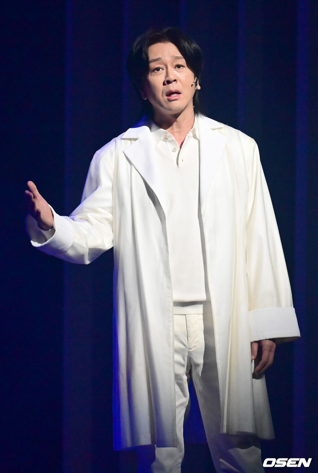 29일 오후 서울 구로구 디큐브 링크아트센터에서 뮤지컬 ‘광화문연가’ 프레스콜이 진행됐다.뮤지컬 광화문연가는 생의 마지막 순간을 앞둔 '명우'와 그를 추억 여행으로 이끄는 인연술사 '월하'가 삶의 소중한 순간들을 들여다보는 이야기를 담은 작품이다.  가수 윤도현이 연기를 펼치고 있다. 2024.10.29 / ksl0919@osen.co.kr