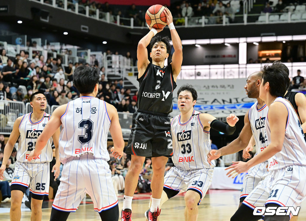 1일 오후 수원 KT 아레나에서 '2024-2025 KCC 프로농구' 수원 KT 소닉붐과 부산 KCC 이지스의 경기가 열렸다.KT는 13승 10패로 공동 3위를, KCC는 10승 13패로 7위를 기록하고 있다.4쿼터 KT 허훈이 슛을 시도하고 있다. 2024.01.01 /cej@osen.co.kr