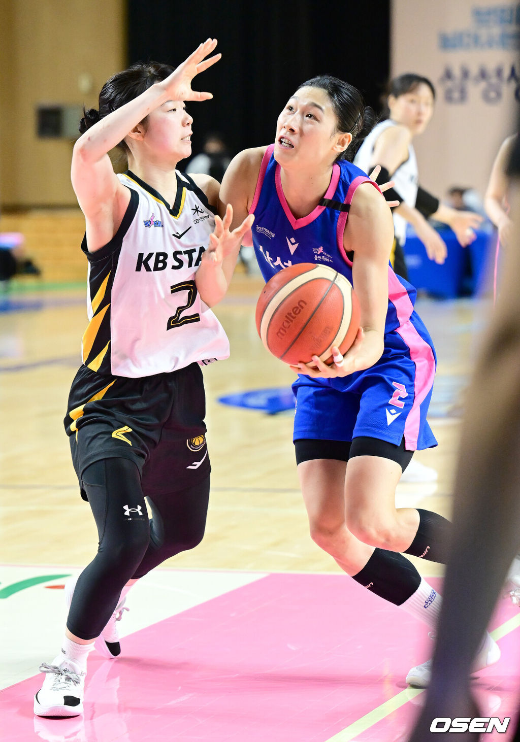1일 경기도 용인시 용인실내체육관에서 하나은행 2024-2025 여자프로농구 삼성생명 블루밍스와 KB 스타즈의 경기가 열렸다. 삼성생명은 8승 6패로 리그 3위, KB 스타즈는 5승 9패로 리그 4위를 기록하고 있다. 3쿼터 삼성생명 이해란이 돌파를 시도하고 있다. 2025.01.01 / ksl0919@osen.co.kr