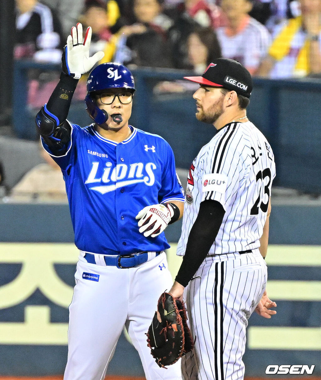 17일 서울 잠실야구장에서 ‘2024 신한 SOL뱅크 KBO 포스트시즌’ 플레이오프 3차전 LG 트윈스와 삼성 라이온즈의 경기가 열렸다.LG는 임찬규, 삼성은 황동재를 3차전 선발 투수로 내세웠다.4회초 1사에서 삼성 윤정빈이 우전 안타를 날리며 기뻐하고 있다. 2024.10.17 / jpnews@osen.co.kr