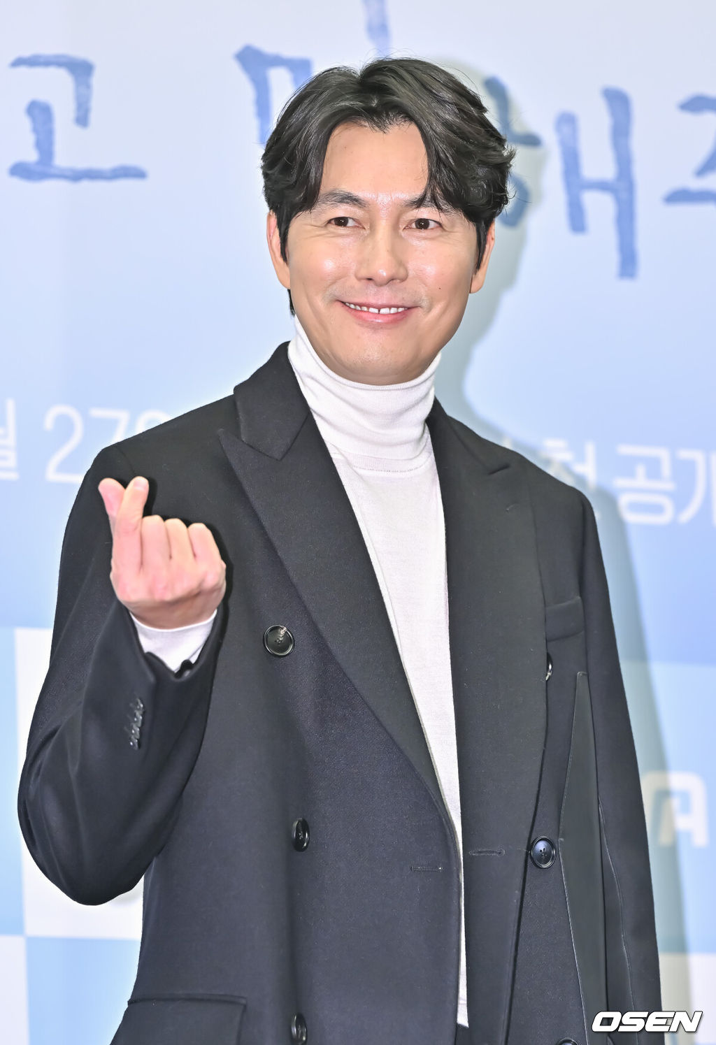 27일 오후 서울 상암동 스탠포드 호텔에 지니 TV 오리지널 '사랑한다고 말해줘' 제작발표회가 진행됐다.드라마 '사랑한다고 말해줘'는 손으로 말하는 화가 차진우(정우성 분)과 마음으로 듣는 배우 정모은(신현빈 분)의 소리 없는 사랑을 다룬 클래식 멜로다. 배우 정우성이 포즈를 취하고 있다.  2023.11.21 / soul1014@osen.co.kr