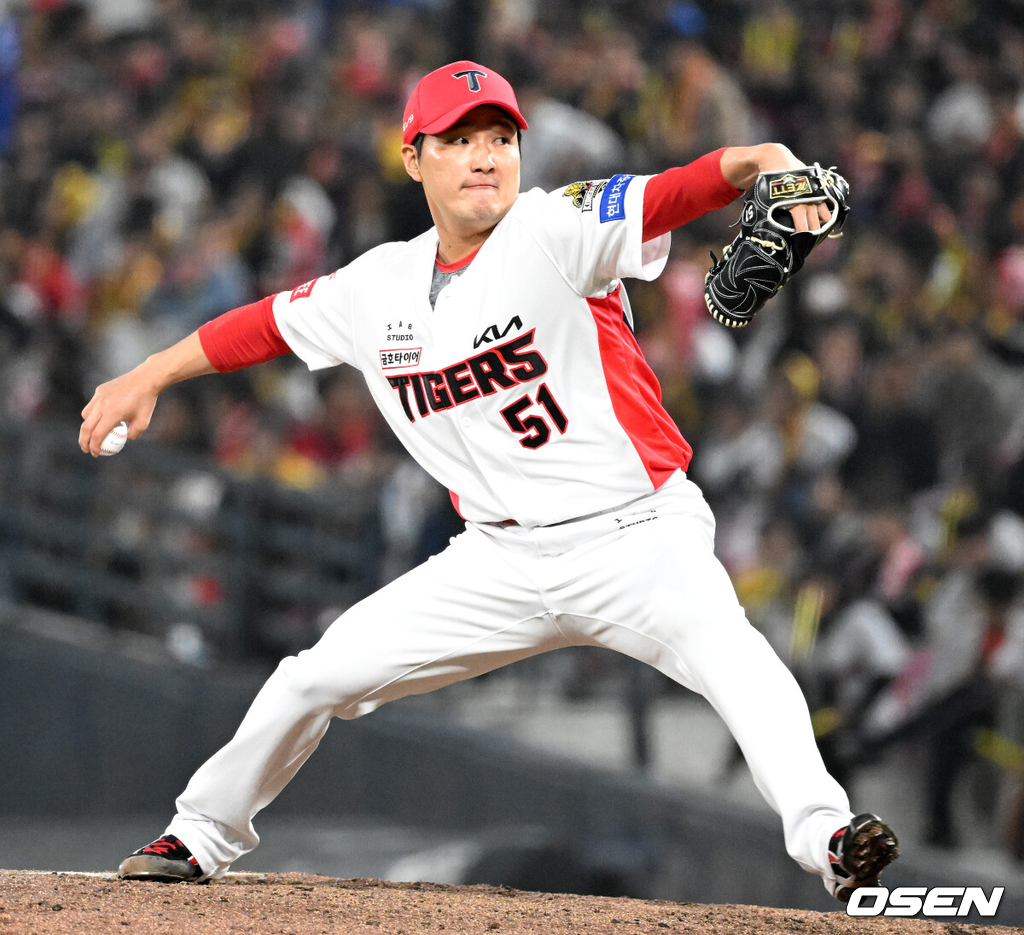 28일 광주 기아챔피언스필드에서 2024 신한 SOL뱅크 KBO 한국시리즈 5차전 KIA 타이거즈와 삼성 라이온즈의 경기가 열렸다.KIA는 양현종, 삼성은 이승현을 선발 투수로 내세웠다.8회초 2사 1,3루에서 KIA 전상현이 역투하고 있다. 2024.10.28 / sunday@osen.co.kr