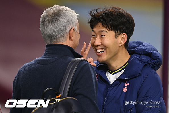 [사진] 조제 무리뉴 감독과 손흥민 ⓒGettyimages(무단전재 및 재배포 금지)