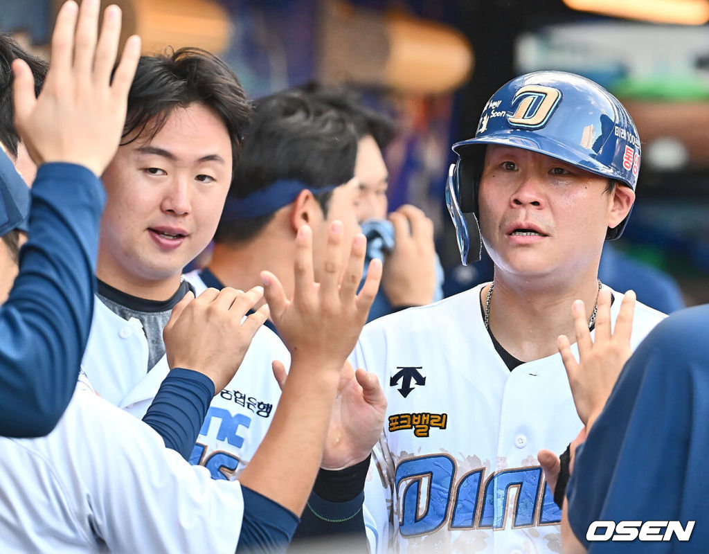 28일 창원NC파크에서 2024 신한 SOL 뱅크 KBO 리그 NC 다이노스와 롯데 자이언츠의 경기가 열렸다. 홈팀 NC는 최성영이 방문팀 롯데는 윌커슨이 선발 출전했다. NC 다이노스 박세혁이 2회말 무사 2루 박민우의 2루 땅볼때 롯데 자이언츠 고승민의 실책으로 득점을 올리고 하이파이브를 하고 있다. 2024.07.28 / foto0307@osen.co.kr