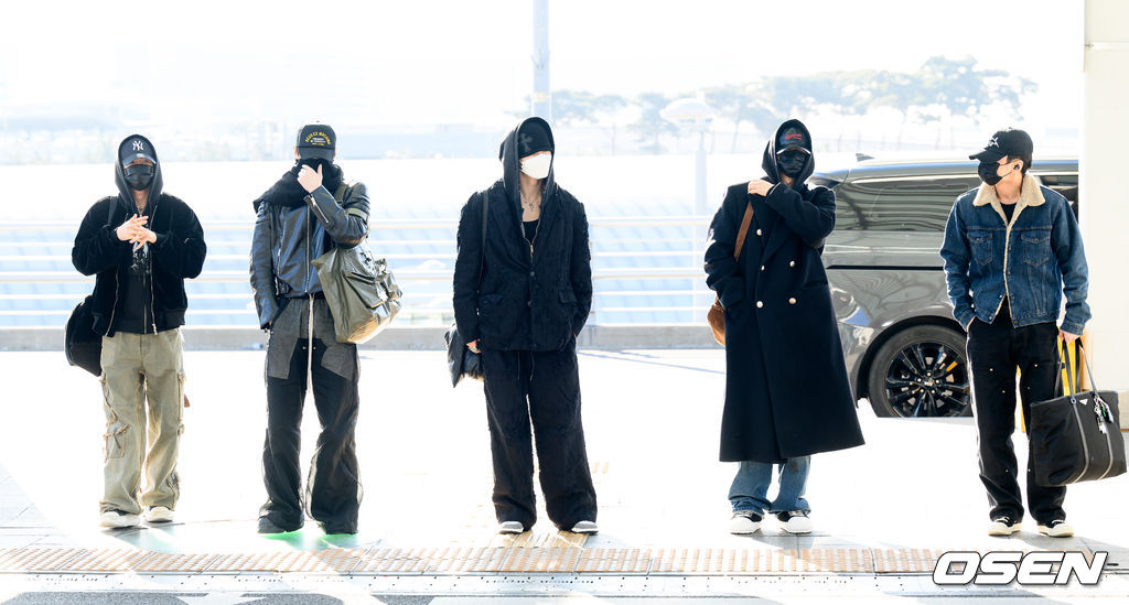 그룹 엔하이픈이 4일 오전 인천국제공항을 통해 골든디스크어워즈 참석 차 일본 후쿠오카로 출국했다.‘제39회 골든디스크어워즈’는 오는 1월 4·5일 양일간 일본 후쿠오카 페이페이돔에서 열린다.엔하이픈이 출국장으로 향하고 있다. 2025.1.4 / sunday@osen.co.kr