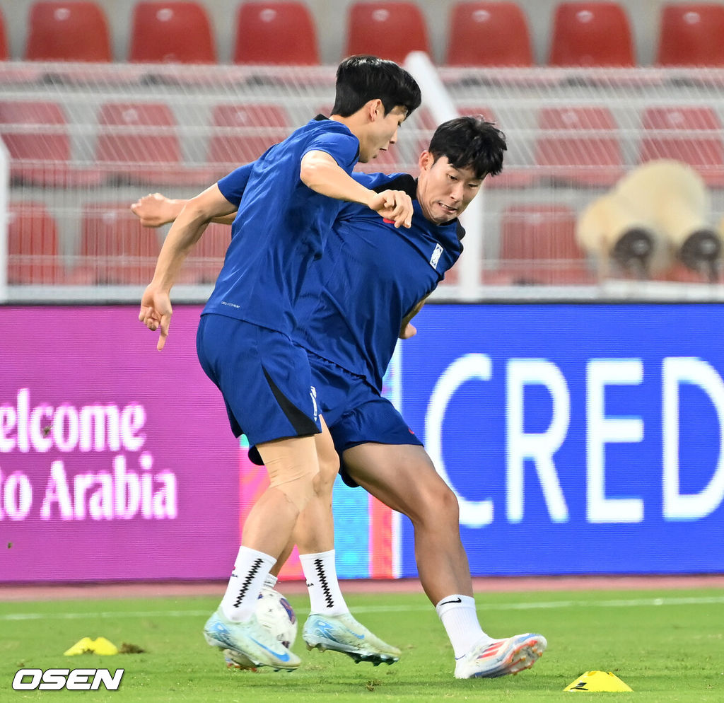 홍명보 감독이 이끄는 대한민국 축구대표팀 이 9일(현지시간) 오만 무스카트 술탄 카부스 종합운동장에서 공식 훈련을 가졌다.대한민국 축구대표팀은 오는 10일 이 경기장에서 오만과 2026 국제축구연맹(FIFA) 북중미 월드컵 아시아지역 3차 예선 B조 조별리그 2차전을 갖는다.대한민국 축구대표팀 손흥민과 양민혁이 볼다툼을 하고 있다. 2024.09.09 / rumi@osen.co.kr