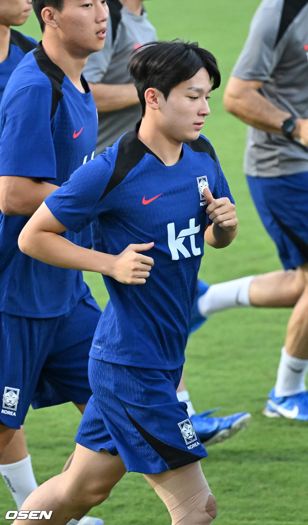 홍명보 감독이 이끄는 대한민국 축구대표팀 이 7일(현지시간) 오만 알 시브 스타디움에서 훈련을 가졌다.대한민국 축구대표팀은 오는 10일 오만과 2026 국제축구연맹(FIFA) 북중미 월드컵 아시아지역 3차 예선 B조 조별리그 2차전을 갖는다.한국 양민혁이 런닝 훈련을 하고 있다. 2024.09.07 / rumi@osen.co.kr