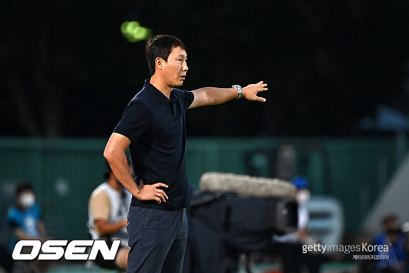 SAITAMA, JAPAN - AUGUST 18: Head coach Kim Sang-sik of Jeonbuk Hyundai Motors gives instruction during the AFC Champions League Round of 16 match between Daegu FC and Jeonbuk Hyundai Motors at Urawa Komaba Stadium on August 18, 2022 in Saitama, Japan. (Photo by Kenta Harada/Getty Images)