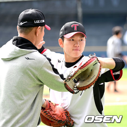 19일 서울 잠실야구장에서 ‘2024 신한 SOL뱅크 KBO 포스트시즌’ 플레이오프 4차전 LG 트윈스와 삼성 라이온즈의 경기가 열린다. LG 이주헌이 박경완 코치의 지도를 받으며 훈련하고 있다. 2024.10.19 / dreamer@osen.co.kr