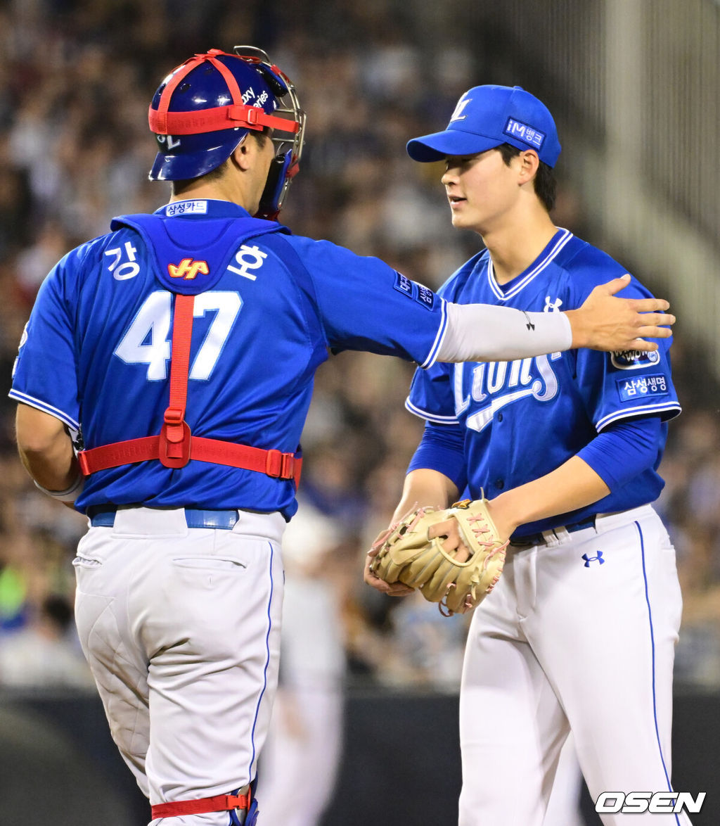 1일 오후 서울 잠실야구장에서 ‘2024 신한 SOL뱅크 KBO리그’ 두산 베어스와 삼성 라이온즈의 경기가 열렸다.이날 홈팀 두산은 브랜든, 원정팀 삼성은 이호성을 선발 투수로 내세운다.6회말 2사 삼성 이호성이 교체되고 있다. 2024.05.01 / ksl0919@osen.co.kr