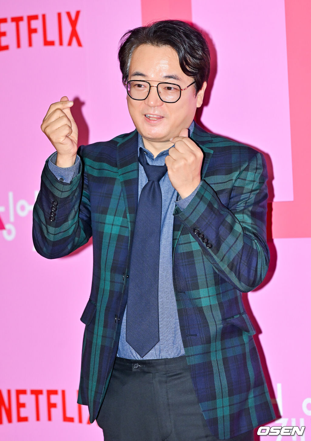 9일 오후 서울 중구 동대문디자인플라자(DDP)에서 넷플릭스 오리지널 시리즈 '오징어 게임' 시즌2 월드 프리미어 이벤가 진행됐다.배우 이정재, 이병헌, 임시완, 강하늘, 위하준, 박규영, 이진욱, 박성훈, 양동근, 강애심, 이서환, 조유리가 출연하는 ‘오징어 게임’ 시즌2는 복수를 다짐하고 다시 돌아와 게임에 참가하는 기훈(이정재)과 그를 맞이하는 프론트맨(이병헌)의 치열한 대결, 그리고 다시 시작되는 진짜 게임을 담은 이야기로 12월 26일 공개된다.핑크카펫에서 배우 이서환이 포즈를 취하고 있다.  2024.12.09 / soul1014@osen.co.kr