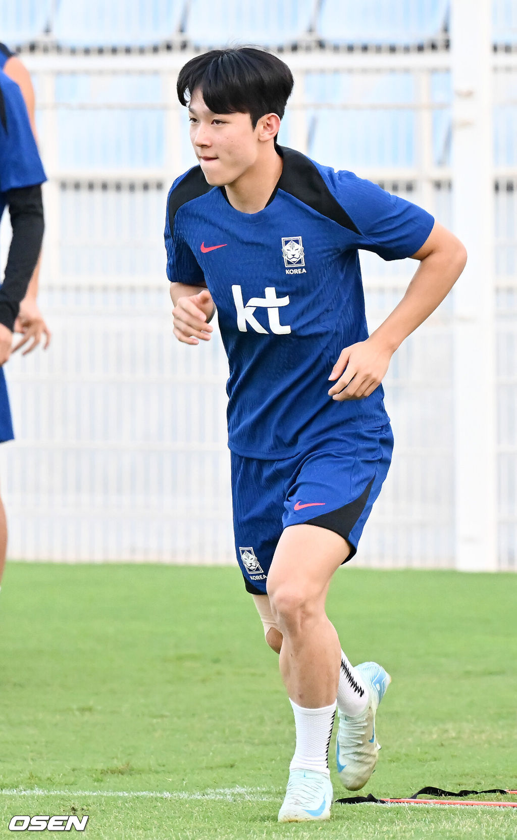 홍명보 감독이 이끄는 대한민국 축구대표팀 이 8일(현지시간) 오만 알 시브 스타디움에서 훈련을 가졌다.대한민국 축구대표팀은 오는 10일 오만과 2026 국제축구연맹(FIFA) 북중미 월드컵 아시아지역 3차 예선 B조 조별리그 2차전을 갖는다.축구대표팀 양민혁이 훈련을 하고 있다. 2024.09.08 / rumi@osen.co.kr