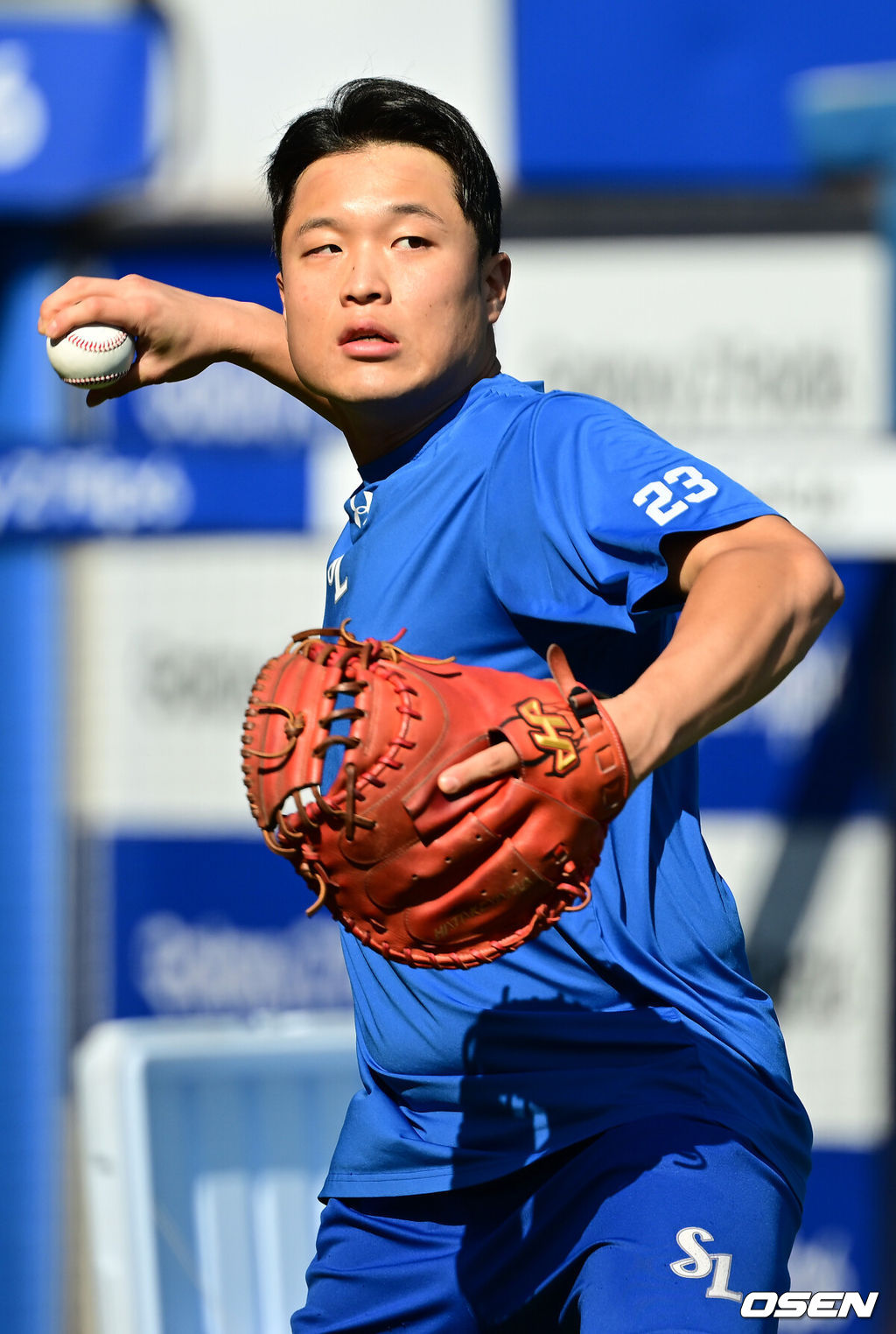 13일 오후 대구 삼성라이온즈파크에서 2024 신한 SOL뱅크 KBO 포스트시즌 플레이오프 1차전 삼성 라이온즈와 LG 트윈스의 경기가 열린다. 이날 삼성은 례예스를, LG는 최원태를 선발 투수로 내세운다.경기 시작에 앞서 삼성 이병헌이 훈련을 하고 있다. 2024.10.13 / ksl0919@osen.co.kr