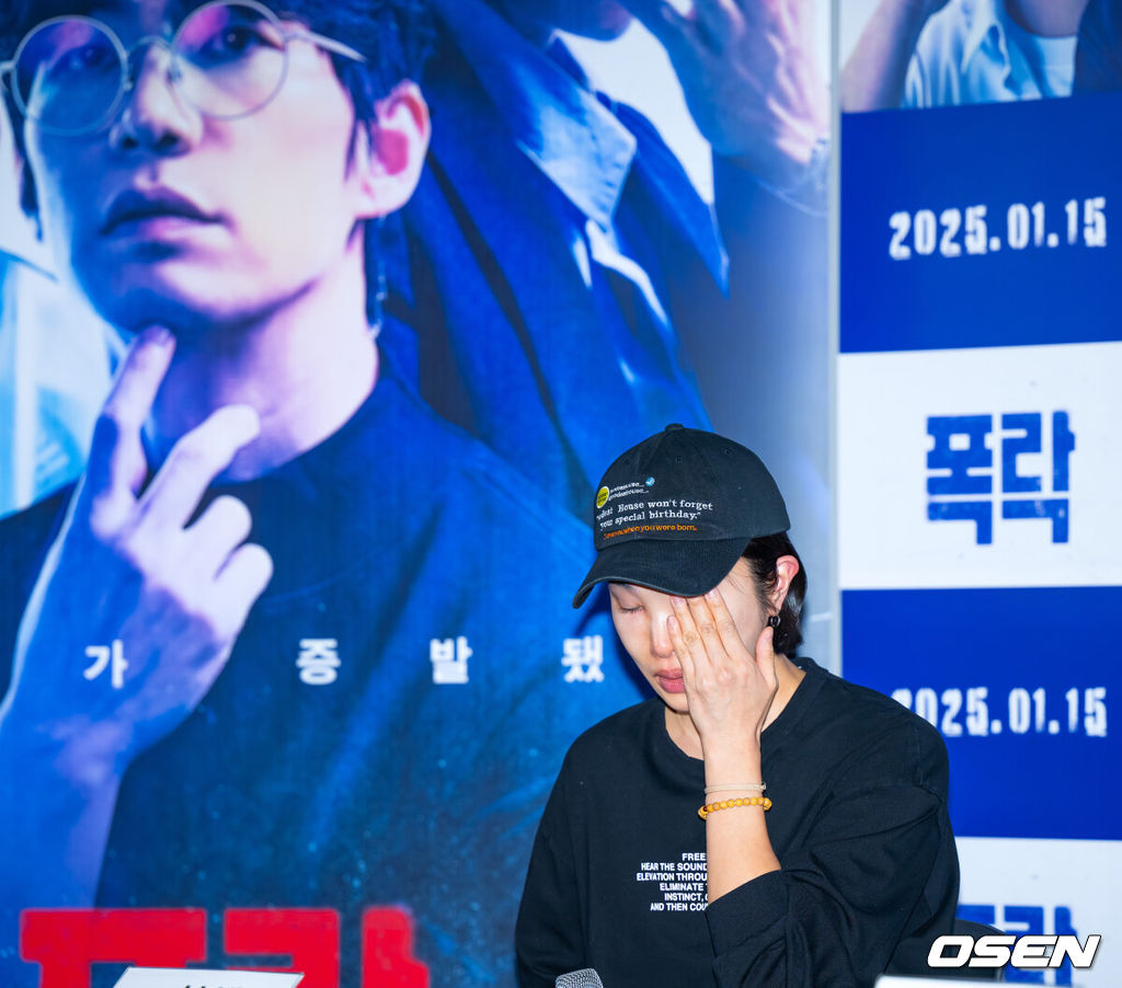 영화 '폭락' 언론시사회가 6일 서울 용산구 한강대로 CGV 용산아이파크몰에서 열렸다.고(故) 송재림 배우의 유작 영화 ‘폭락’은 2022년 50조 원의 증발로 전 세계를 뒤흔든 루나 코인 대폭락 사태 실화를 기반으로 한 범죄드라마다.현해리 감독이 고(故) 송재림 배우를 회상하며 눈물을 흘리고 있다. 2025.01.06 / rumi@osen.co.kr