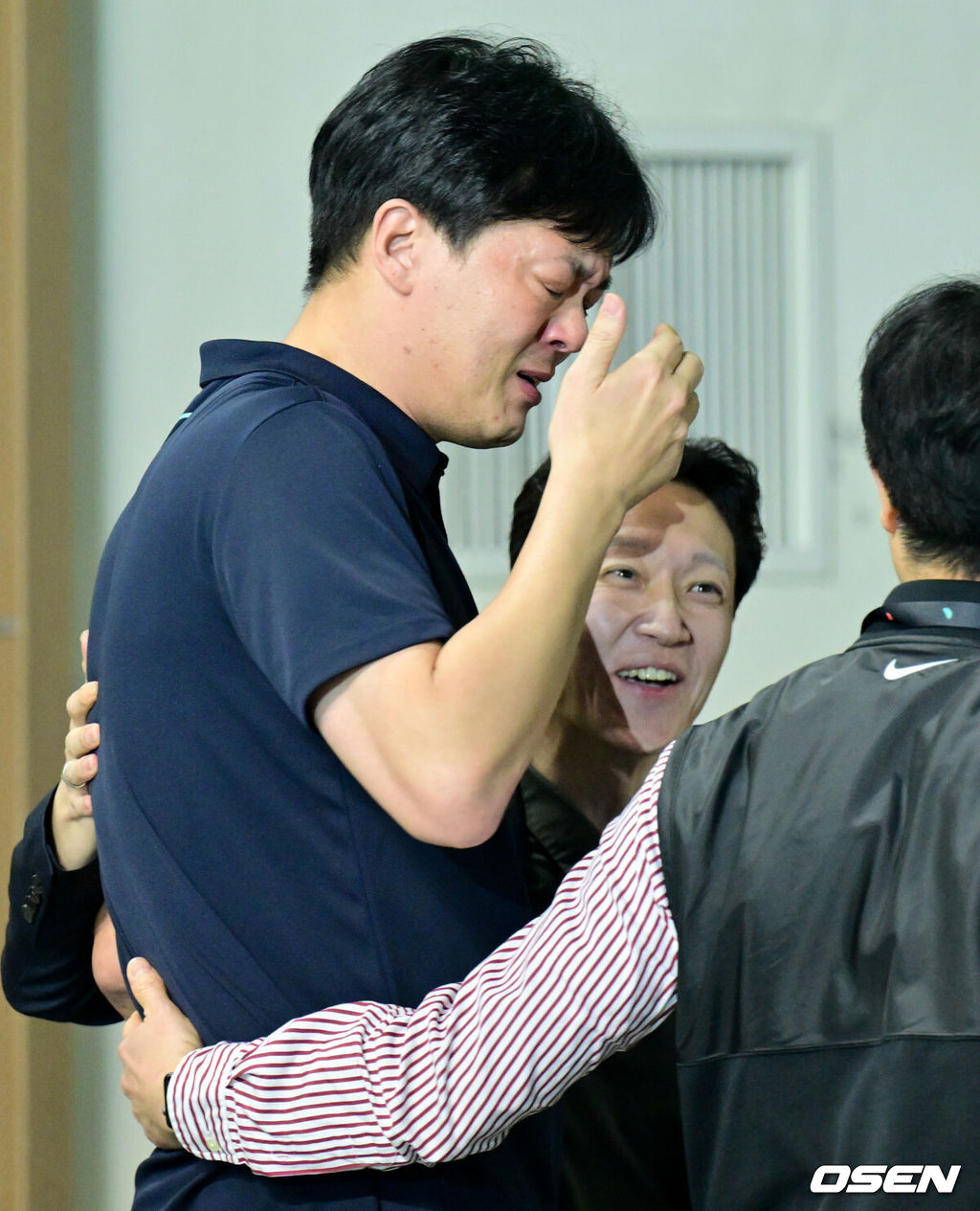 꼴찌 GS칼텍스가 1위 흥국생명을 상대로 14연패를 끊어내는 이변을 연출했다. GS칼텍스는 7일 서울 장충체육관에서 열린 도드람 2024-2025 V리그 여자부 4라운드 흥국생명과의 홈경기에서 세트 스코어 3-2(25-19, 25-18, 22-25, 21-25, 15-13)로 승리했다. GS칼텍스 이영택 감독의 기쁨의 눈물을 흘리고 있다. 2025.01.07. /cej@osen.co.kr