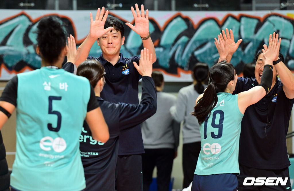 꼴찌 GS칼텍스가 1위 흥국생명을 상대로 14연패를 끊어내는 이변을 연출했다. GS칼텍스는 7일 서울 장충체육관에서 열린 도드람 2024-2025 V리그 여자부 4라운드 흥국생명과의 홈경기에서 세트 스코어 3-2(25-19, 25-18, 22-25, 21-25, 15-13)로 승리했다. GS칼텍스 이영택 감독이 눈물을 참으며 하이파이브를 하고 있다. 2025.01.07. /cej@osen.co.kr