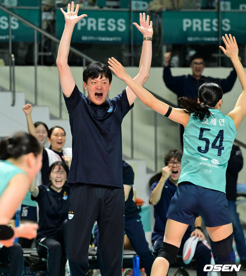 꼴찌 GS칼텍스가 1위 흥국생명을 상대로 14연패를 끊어내는 이변을 연출했다. GS칼텍스는 7일 서울 장충체육관에서 열린 도드람 2024-2025 V리그 여자부 4라운드 흥국생명과의 홈경기에서 세트 스코어 3-2(25-19, 25-18, 22-25, 21-25, 15-13)로 승리했다. 5세트 GS칼텍스 이영택 감독이 득점에 기뻐하고 있다. 2025.01.07. 