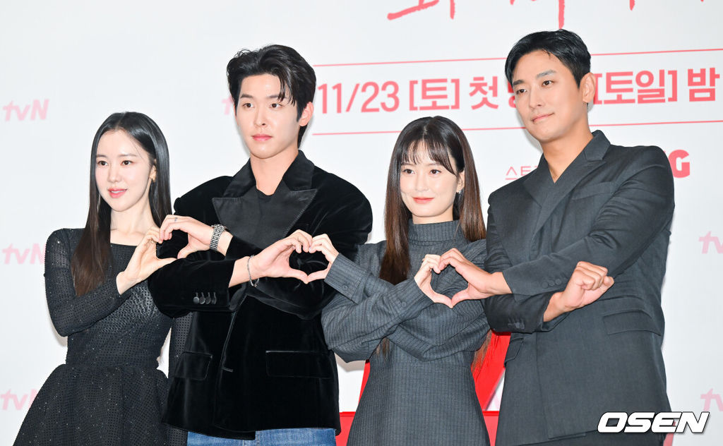 18일 오후 서울 구로구 라마다서울신도림호텔에서 tvN 새 토일드라마 ‘사랑은 외나무다리에서’ 제작발표회가 진행됐다.'사랑은 외나무다리에서'는 원수의 집안에서 같은 날 같은 이름으로 태어난 남자 석지원과 여자 윤지원이 열여덟의 여름 아픈 이별 후, 18년 만에 재회한 철천지원수들의 전쟁 같은 로맨스를 그린 드라마다.배우 김예원과 이시우, 정유미, 주지훈이 포즈를 취하고 있다.  2024.11.18 / soul1014@osen.co.kr