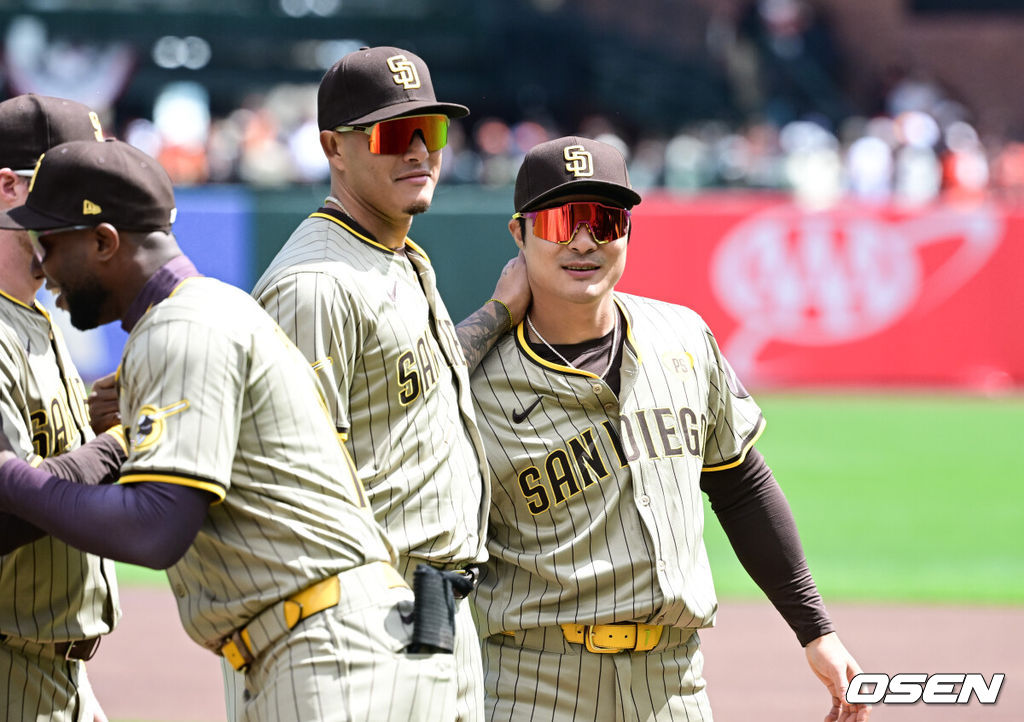 6일(한국시간) 미국 샌프란시스코 오라클 파크에서 2024시즌 미국 메이저리그(MLB) 샌프란시스코 자이언츠와 샌디에이고 파드리스의 경기가 진행됐다.샌디에이고-로스앤젤레스 원정 7연전을 마친 이정후는 메이저리그 데뷔 이후 첫 홈경기를 치른다.경기 앞두고 샌디에이고 김하성이 마차도와 함께 미소 짓고 있다.  2024.04.06 /jpnews@osen.co.kr