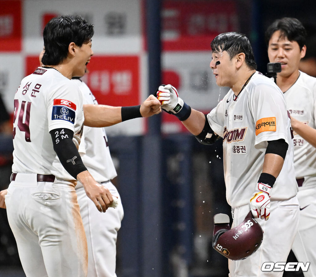 14일 오후 서울 고척스카이돔에서 ‘2024 신한 SOL BANK KBO리그’ 키움 히어로즈와 KIA 타이거즈의 경기가 진행됐다. 이 경기에서 키움은 최주환의 9회말 끝내기 홈런에 힘입어 2-1로 KIA에 역전승 했다. 9회말 1사 키움 최주환이 우월 끝내기 홈런을 때린 후 송성문의 축하를 받고 있다. 2024.08.14 / rumi@osen.co.kr