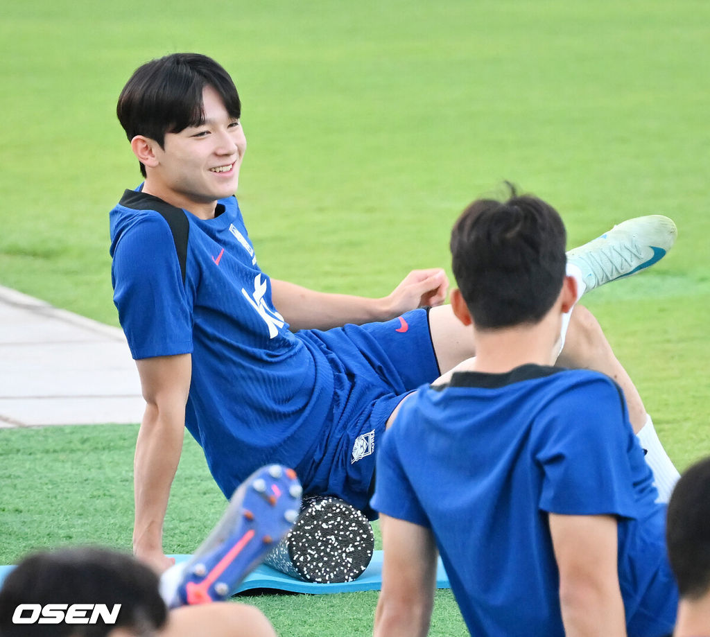 홍명보 감독이 이끄는 대한민국 축구대표팀 이 7일(현지시간) 오만 알 시브 스타디움에서 훈련을 가졌다.대한민국 축구대표팀은 오는 10일 오만과 2026 국제축구연맹(FIFA) 북중미 월드컵 아시아지역 3차 예선 B조 조별리그 2차전을 갖는다.한국 양민혁이 몸을 풀며 미소짓고 있다. 2024.09.07 / rumi@osen.co.kr