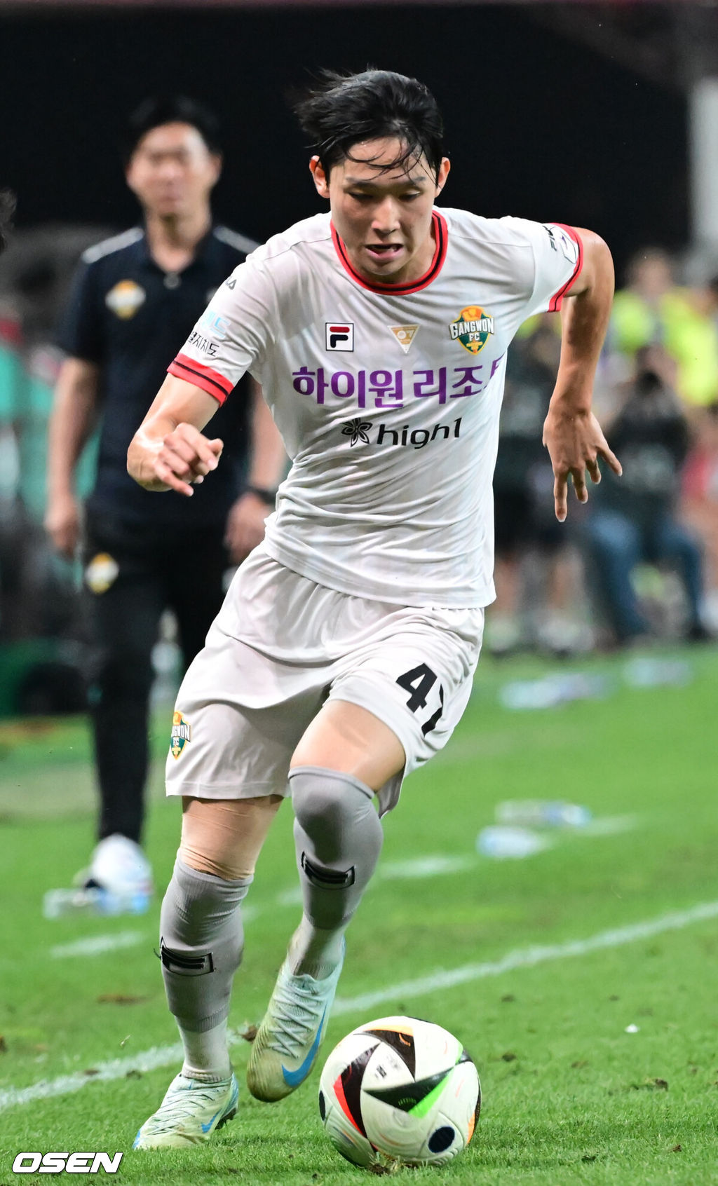 24일 오후 서울 성산동 서울월드컵경기장 ‘하나은행 K리그1 2024’ FC서울과 강원FC의 경기가 열렸다.이날 서울은 강원과의 승부에서 2016년 이후 ‘첫’ 5연승을 노리고 있다. 후반 강원 양민혁이 드리블을 하고 있다. 2024.08.24 / ksl0919@osen.co.kr